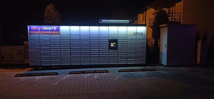 Paczkomat HUM01M Przy sklepie spożywczym "Nasz Sklep"