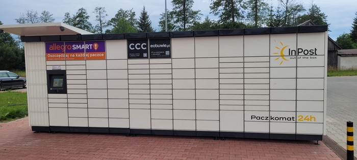 Paczkomat HUN01M Parking sklepu