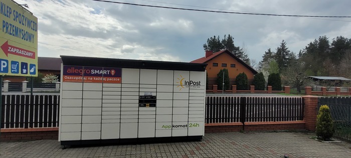 Paczkomat HUSQ01BAPP Przy sklepie