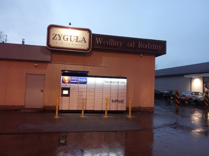 Paczkomat ILO01M obok sklepu Zyguła