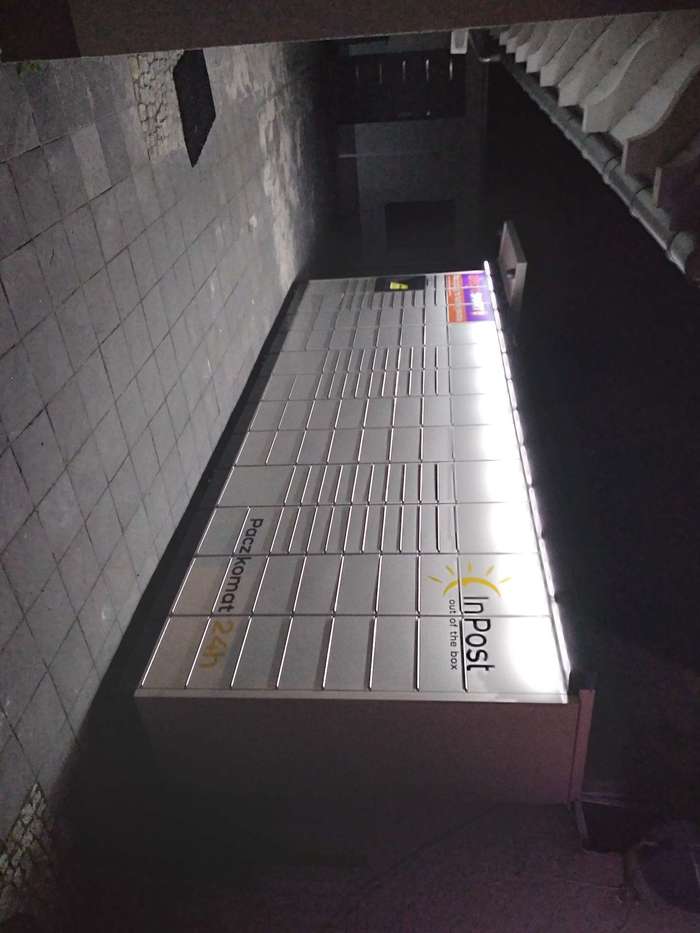 Paczkomat ILO03M na parkingu