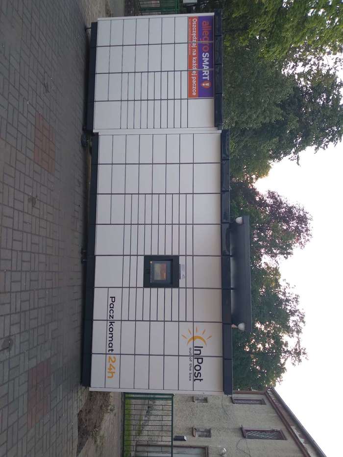 Paczkomat ILO05M na parkingu