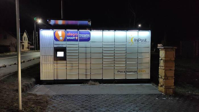 Paczkomat INL01M Przy wjeździe do bazy kajakowej