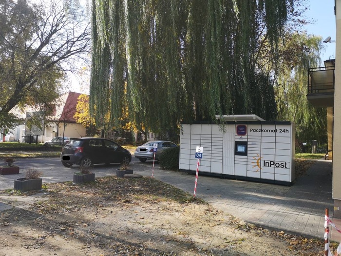 Поштомат INO02M Przy wjeździe na parking SU Energetyk od ulicy Świętokrzyskiej