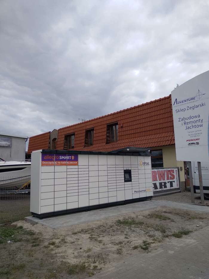 Paczkomat INO15M Obok sklepu żeglarskiego