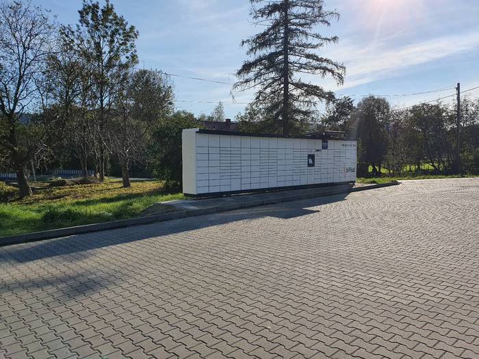 Paczkomat INW01M Na parkingu sklepu Wizan