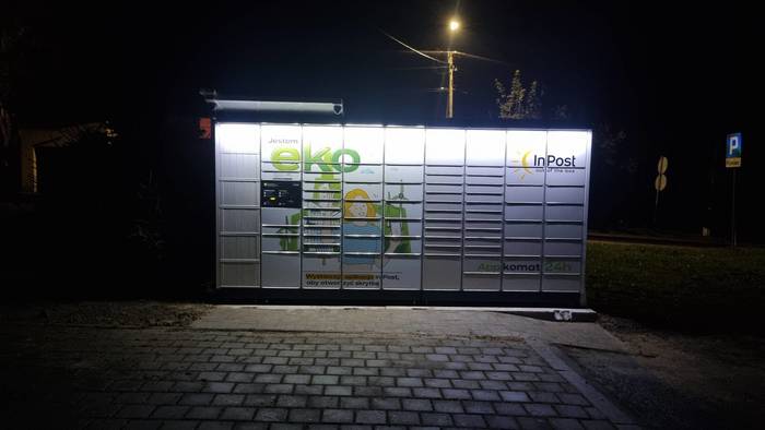 Paczkomat IST01APP na parkingu obok SKP