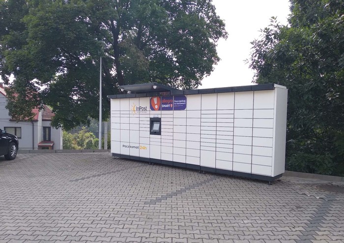 Paczkomat IST02M Parking przed hurtownią