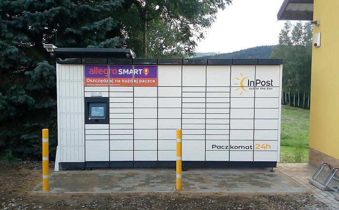 Paczkomat IWA01M Przy sklepie, na parkingu