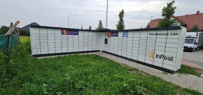 Paczkomat IWI01M przy budynku usługowy