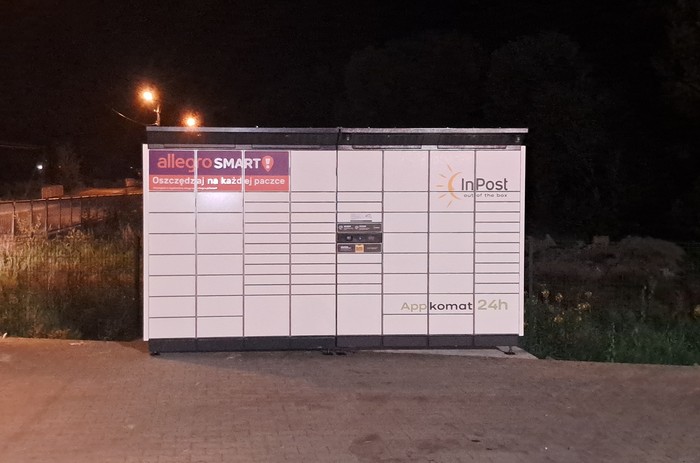 Paczkomat IWK01BAPP przy stacji paliw