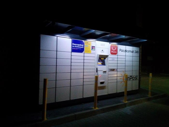 Paczkomat IWL01G przy wejściu do sklepu Delikatesy Centrum