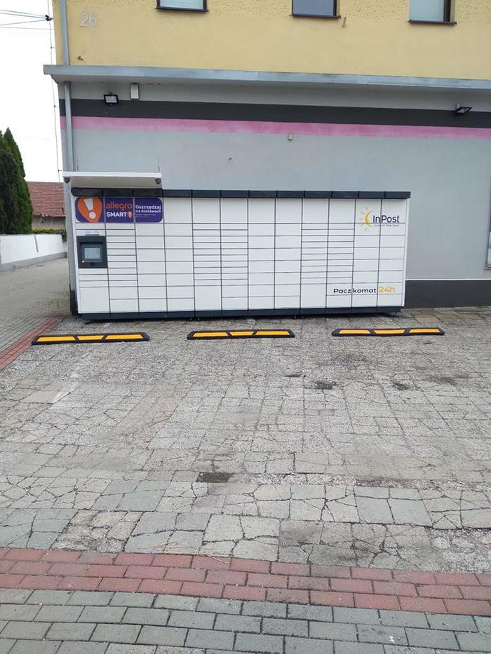 Paczkomat IZB01M Po lewej stronie sklepu