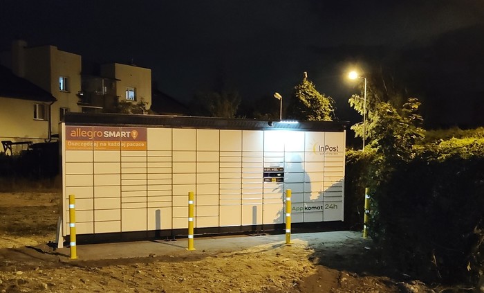 Parcel Locker JAB02BAPP parking przy skrzyżowaniu Leśnej z Dworkową