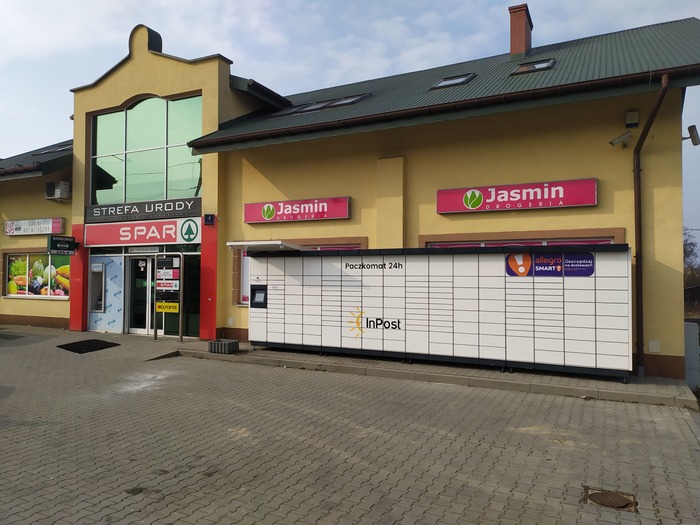 Paczkomat JAD01M Przy sklepie Delikatesy Centrum od strony DK94