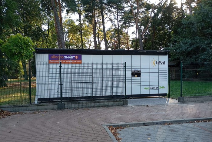 Paczkomat JADS01BAPP Przy parkingu, obok domków letniskowych