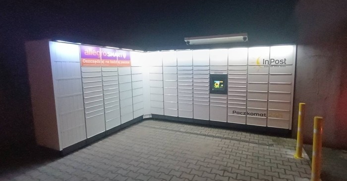 Parcel Locker JAKX01M parking przed budynkiem magazynowym