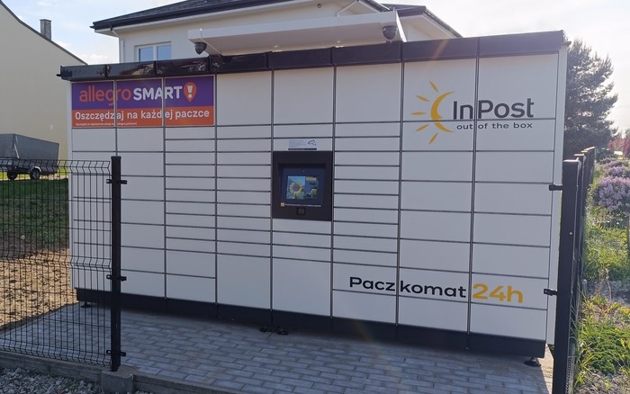 Paczkomat JANV01M Przy skrzyżowaniu ulicy Kozienickiej z Konwaliową