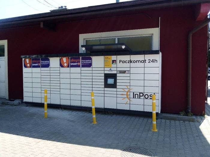 Paczkomat JAR05M Na parkingu z prawej strony marketu Aljan