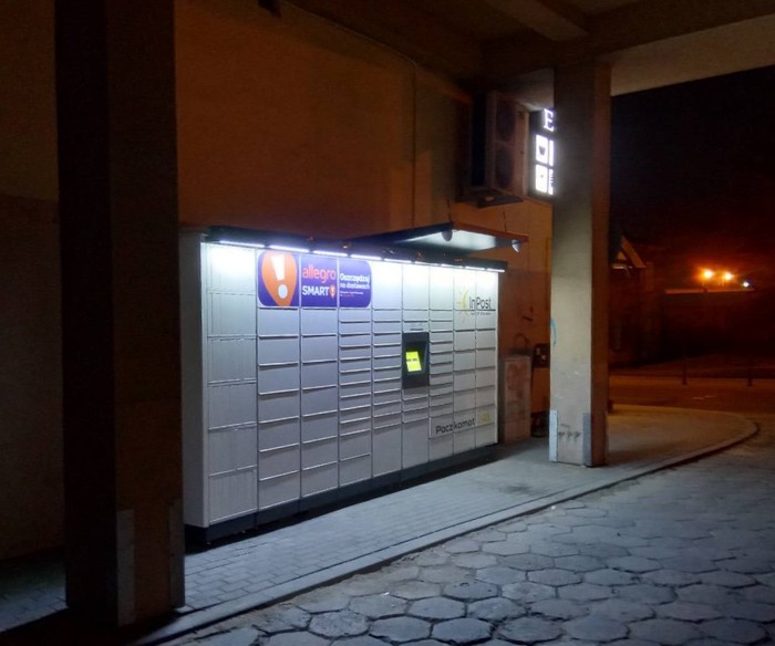 Paczkomat JAR07M Przy Wjeździe na parking