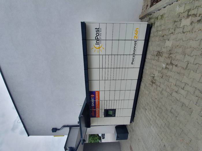 Paczkomat JAR10M Z boku wejścia do sklepu Euro