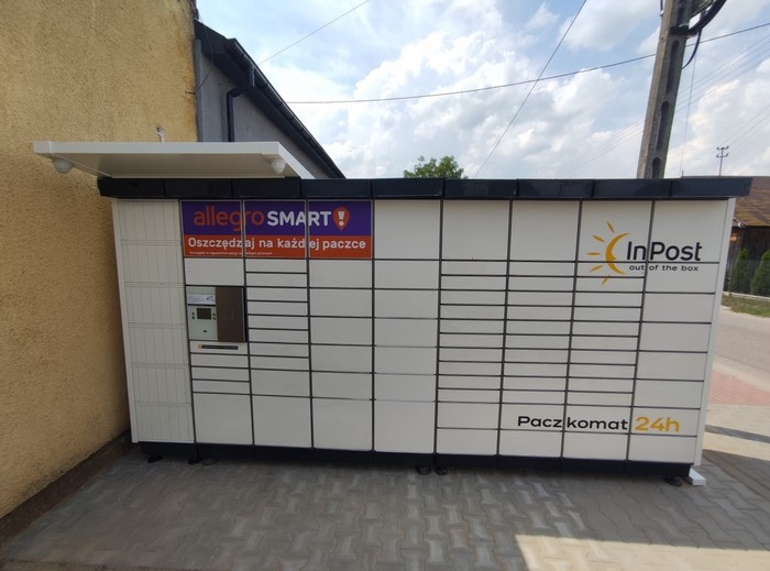 Paczkomat JART01N parking przed sklepem