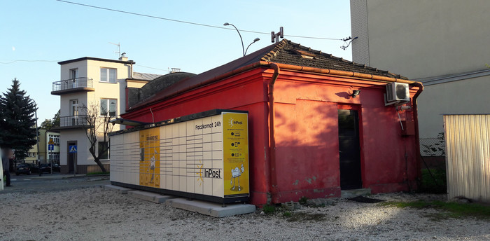 Paczkomat JAS02N Za budynkiem Urzędu Pocztowego nr 1