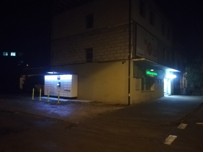 Paczkomat JAS05N Boczna ściana Delikatesów Groszek