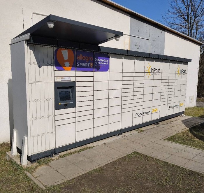 Paczkomat JAW13M Boczna ściana budynku