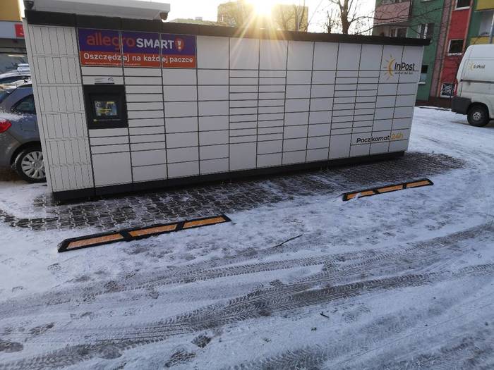 Поштомат JAW17M Parking z tyłu sklepu Delikatesy Centrum