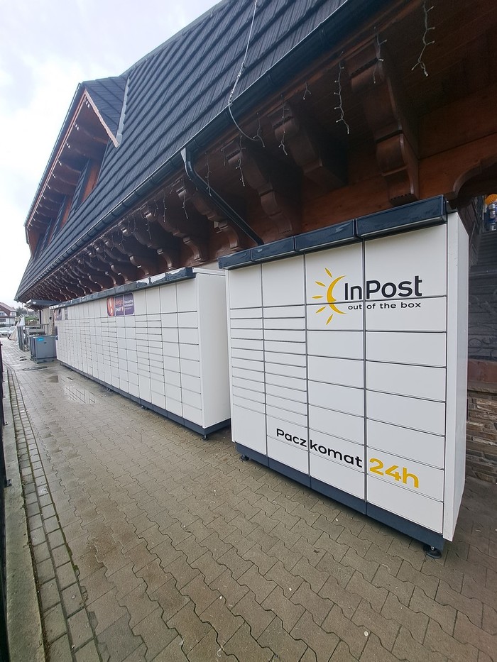 Paczkomat JBN02M Przy sklepie Delikatesy Centrum (boczna ściana)
