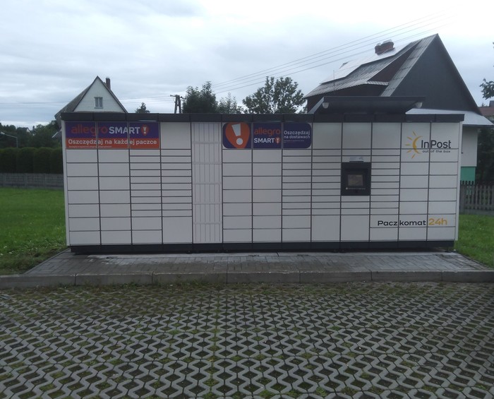 Paczkomat JBN03M na parkingu przy Centrum Handlowym