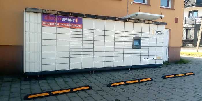 Paczkomat JBN04M na parkingu obok sklepu