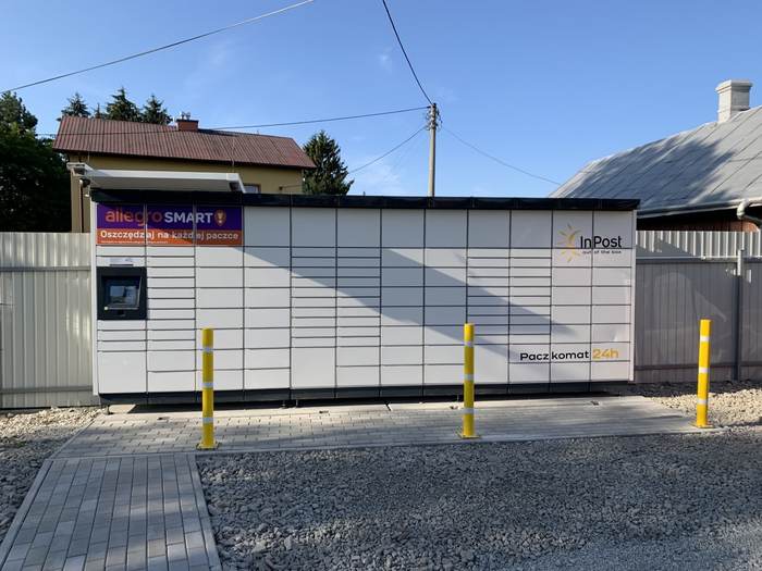 Paczkomat JDC04M Po lewej stronie na parkingu