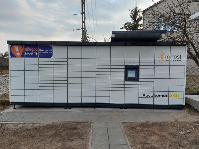 Paczkomat JDN01M Przy sklepie warzywnym, naprzeciwko szkoły