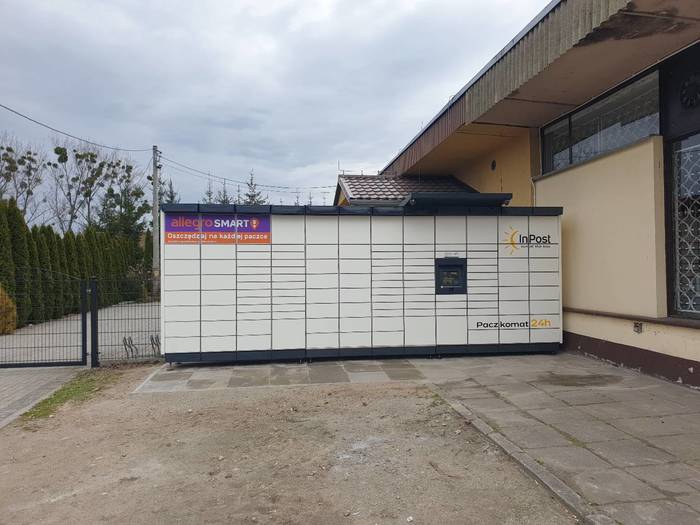 Parcel Locker JDZ01M Na lewo od wejścia do sklepu