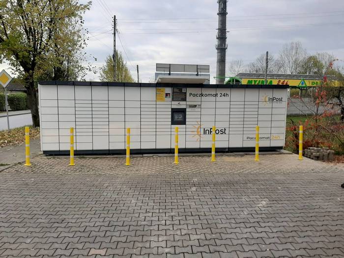Parcel Locker JED02M Na parkingu przy budynku handlowym