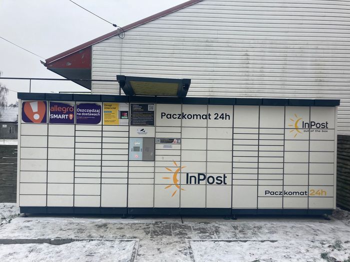 Paczkomat JED02N Na parkingu po lewej stronie od wejścia do sklepu