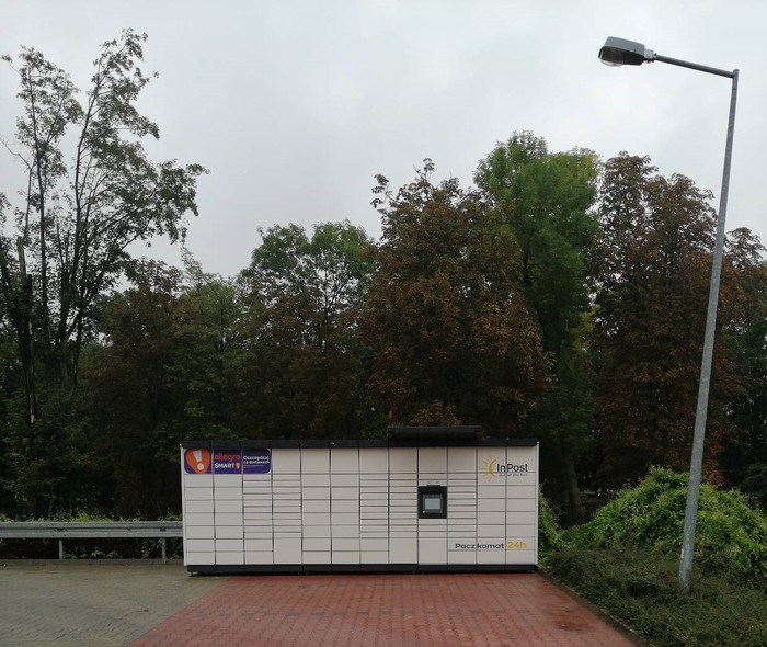Paczkomat JED04M Parking przed sklepem Netto