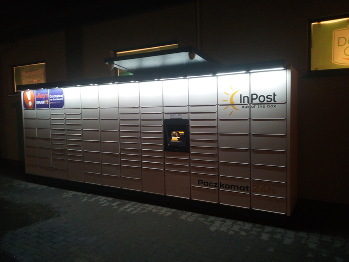Paczkomat JED06M parking przy Delikatesach Centrum