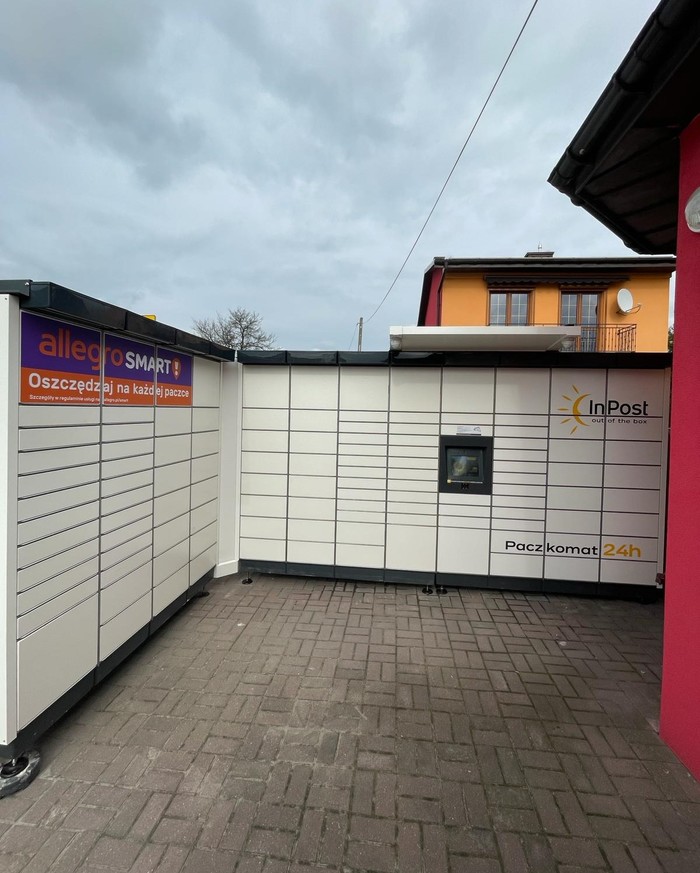 Paczkomat JED08M Przed sklepem Jarzynka