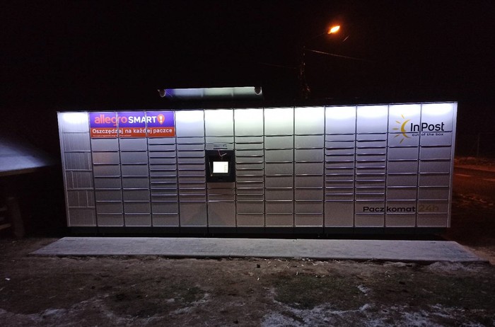 Parcel Locker JEM01M Obok sklepu spożywczego