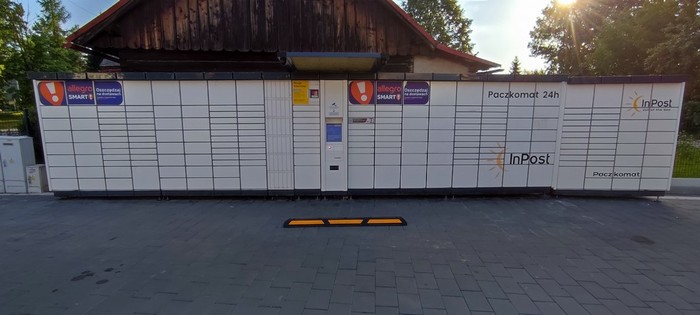 Paczkomat JES01A Na parkingu przed galerią