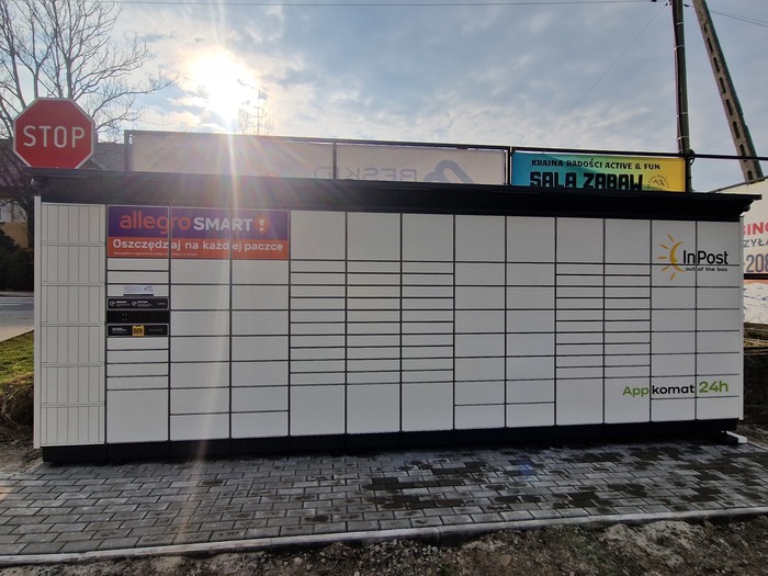 Paczkomat JES01BAPP na wjeździe do dyskontu