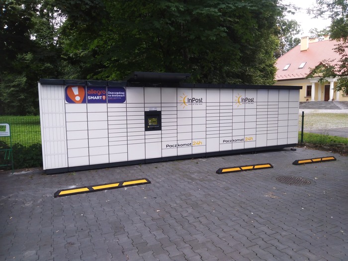 Paczkomat JES01M Parking przed pawilonem
