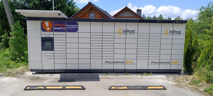 Paczkomat JES02M parking za sklepem