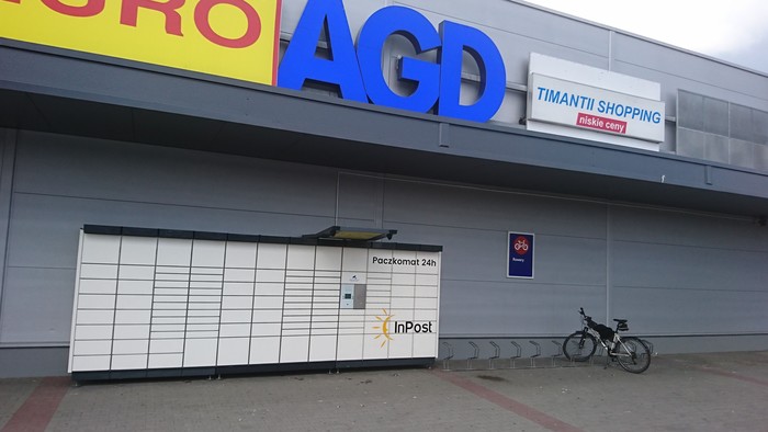 Paczkomat JGO02N Przy centrum handlowym.