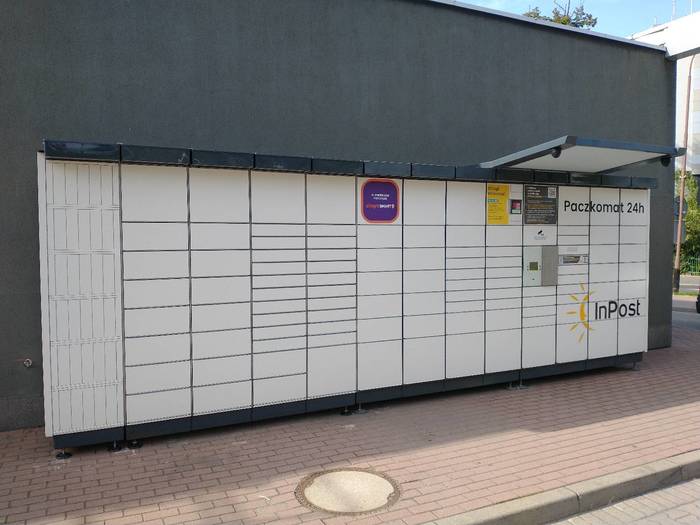 Paczkomat JGO04N Przy budynku stacji