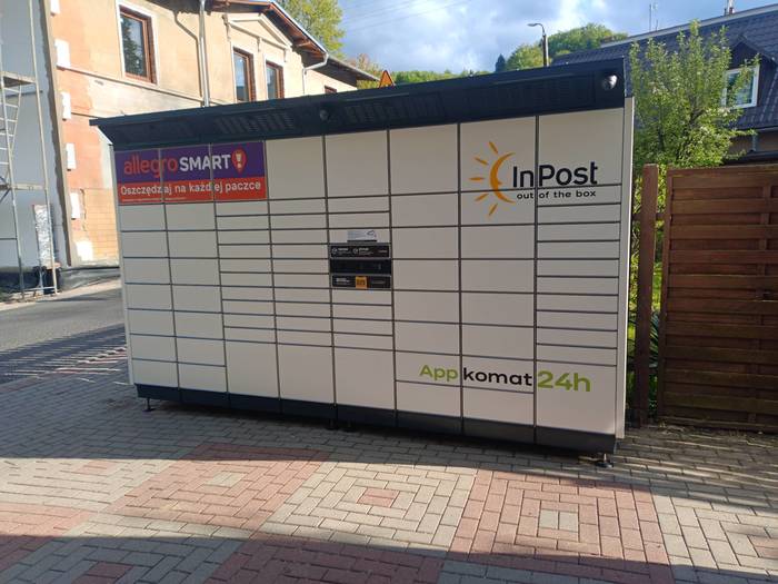 Paczkomat JGO05BAPP Przy sklepie spożywczym.