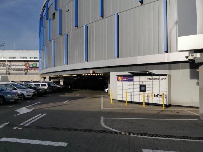Paczkomat JGO09M Przy wjeździe na parking podziemny Galerii Sudeckiej